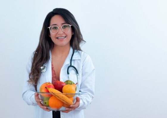 woman doctor nutritionist fruit 5591780